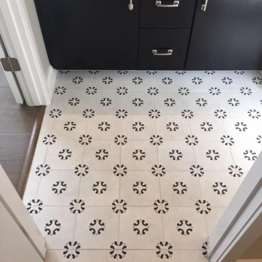 szurke fekete kismintas gres cementlap cementine fioranese nappali furdoszoba zuhanyfulke kulteri belteri fagyallo olasz minosegi interior.jpg